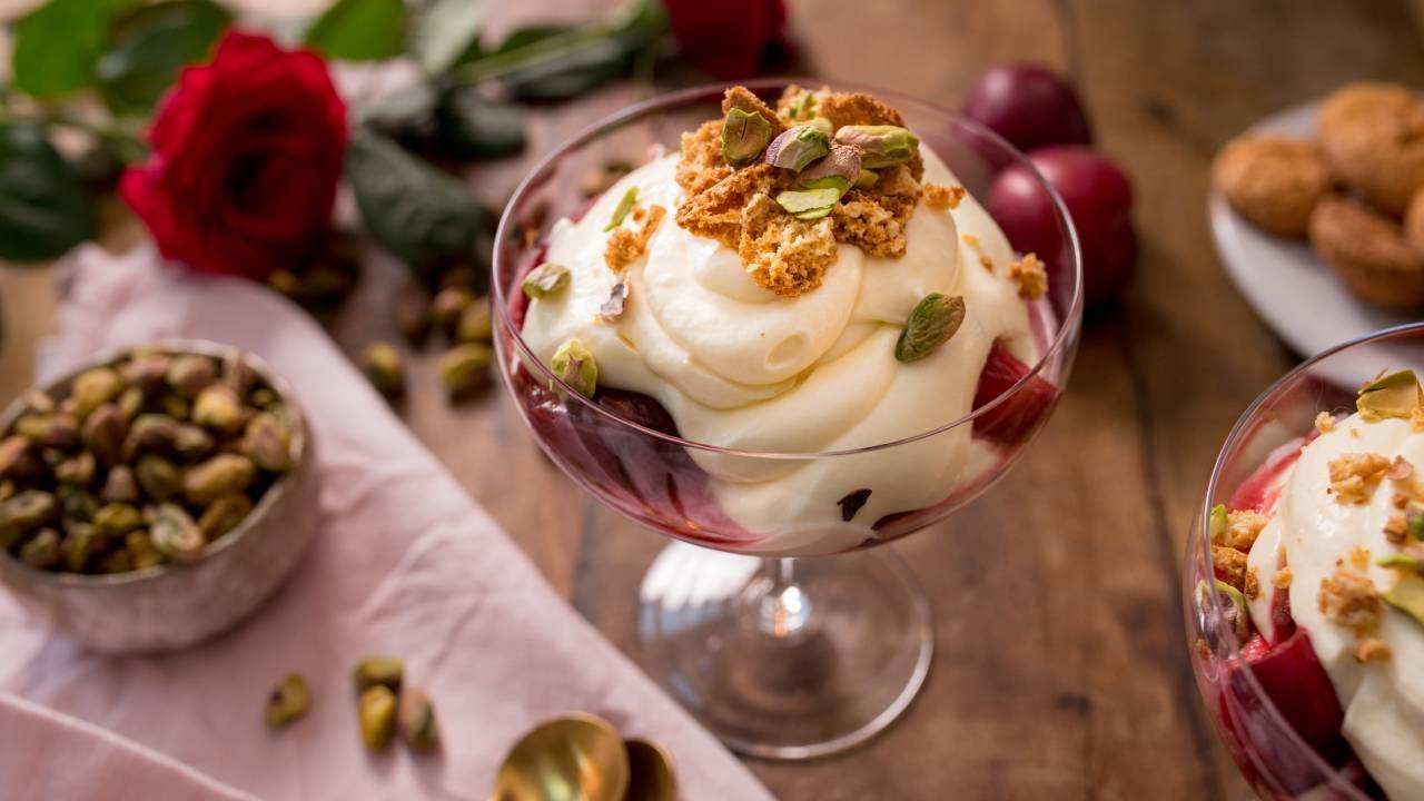 Copa de ciruelas asadas con pistachos 🍨💘